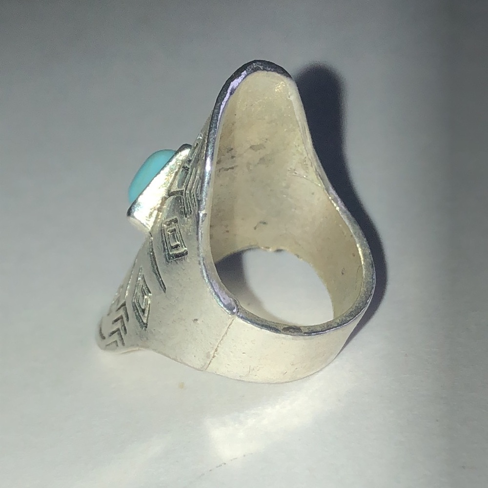 Size 4.5 Faux Turquoise Stone Silver Tone Statement Ring - Picture 4 of 6